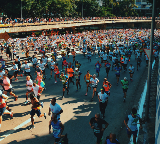 big groups of people running for a marathon